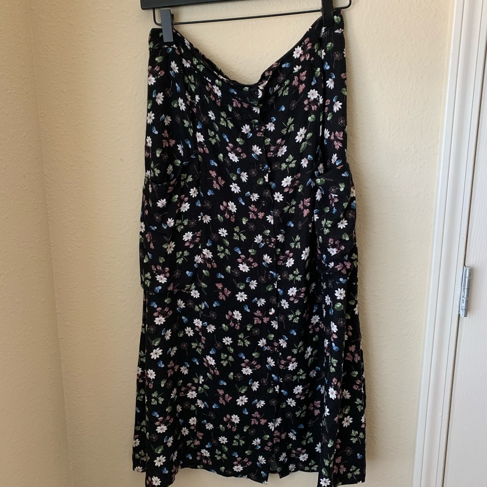 Black floral midi with button front🌸